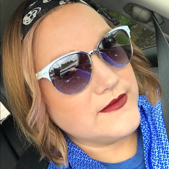 Meet your Posher, Erica - Picture 2 of 3